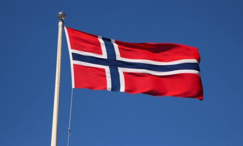 Norske flagget vaier i vinden